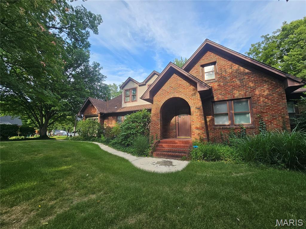 Homes for sale in East Alton, IL | 220 S 9th St, East Alton, IL 62024 | MLS# MIS26047165