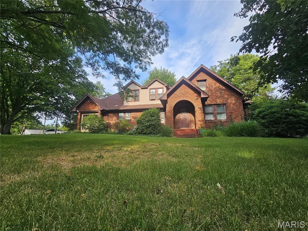 Homes for sale in East Alton, IL | 220 S 9th St, East Alton, IL 62024 | MLS# MIS26047165
