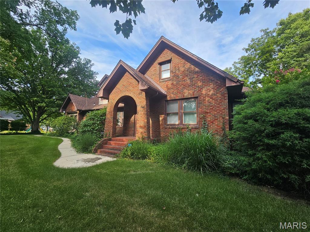 Homes for sale in East Alton, IL | 220 S 9Th St, East Alton, IL 62024 | MLS# MIS26047165