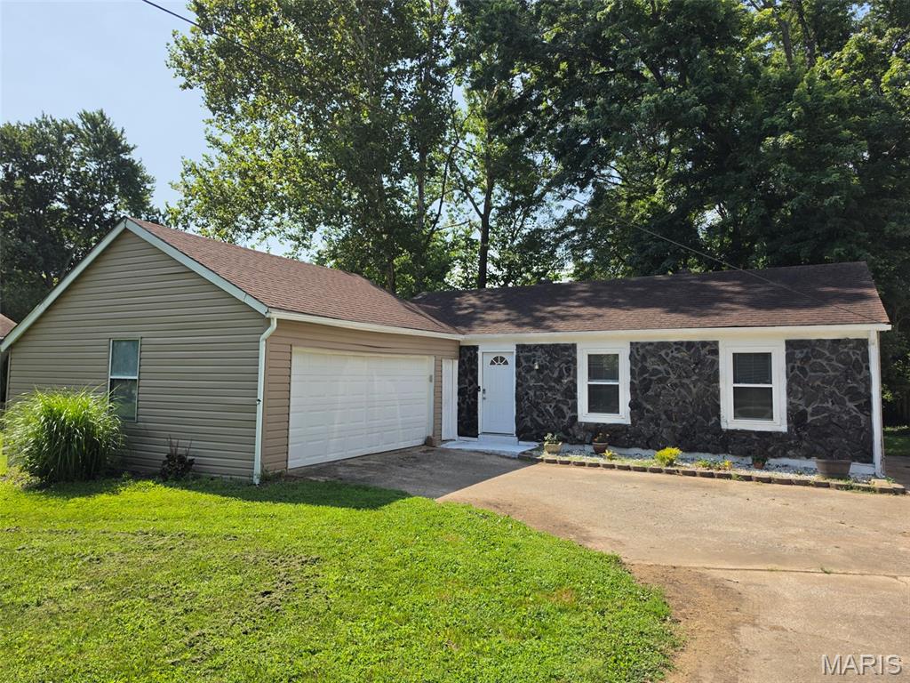 Homes for sale in Collinsville, IL | 726 Lake Ave, Collinsville, IL 62234 | MLS# MIS26047249