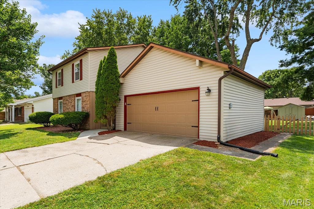 image of 320 Fieldcrest Dr, Belleville, IL 62226 | MLS# MIS26047307