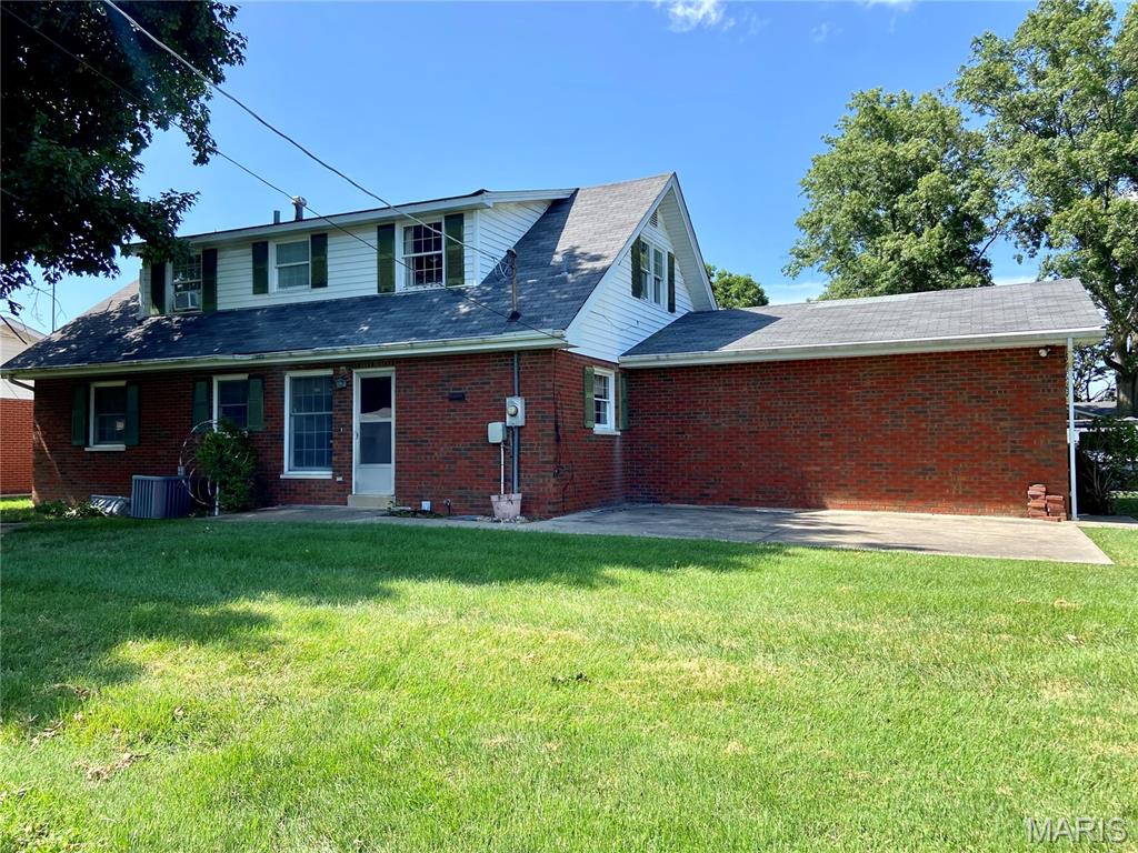 Homes for sale in Red Bud, IL | 308 E Field Dr, Red Bud, IL 62278 | MLS# MIS26047350