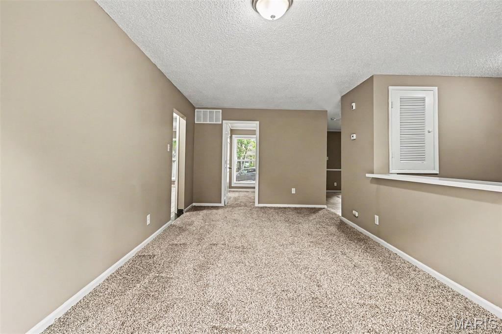 4th image of 6692 Lesli Mari Ct, Florissant, MO 63033 | MLS# MIS26047442