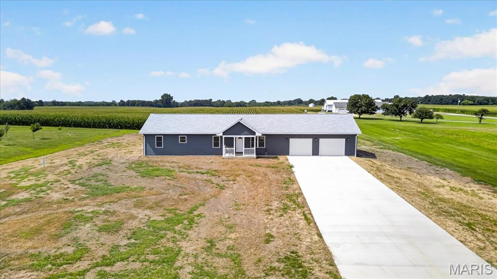 Homes for sale in Jerseyville, IL | 28500 Old Fidelity Rd, Jerseyville, IL 62052 | MLS# MIS26047551