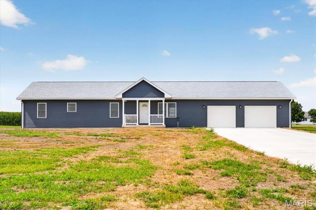 Homes for sale in Jerseyville, IL | 28500 Old Fidelity Rd, Jerseyville, IL 62052 | MLS# MIS26047551