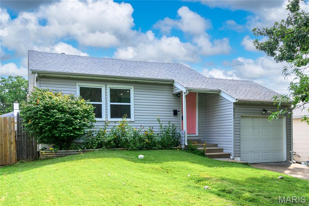 2nd image of 9521 Cloverhurst Dr, St Louis, MO 63123 | MLS# MIS26047598