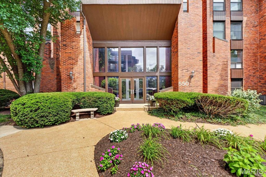 1st image of 550 Coeur De Royale Dr, Creve Coeur, MO 63141
