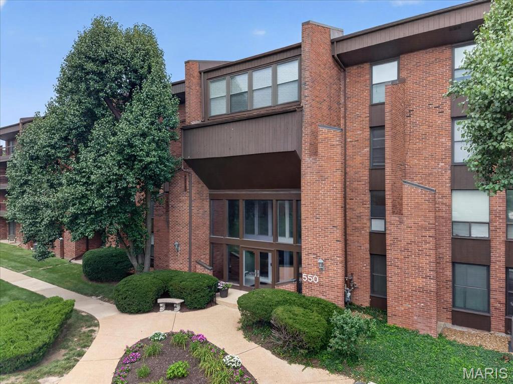 3rd image of 550 Coeur De Royale Dr, Creve Coeur, MO 63141