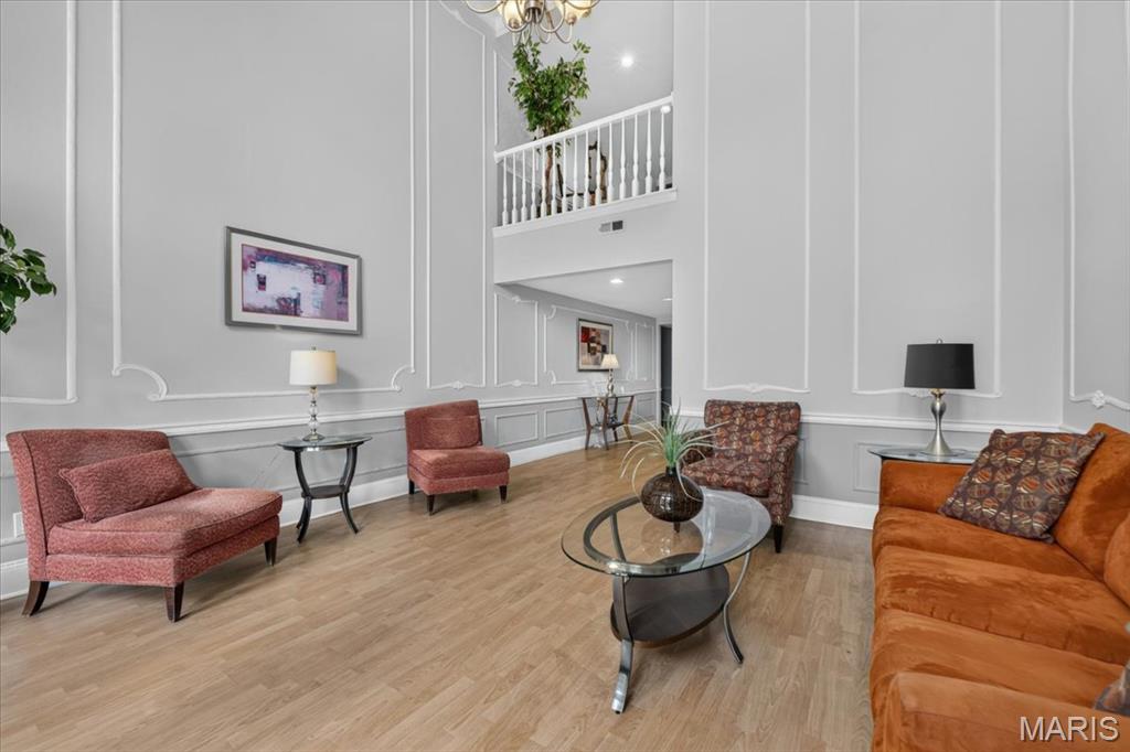 2nd image of 550 Coeur De Royale Dr, Creve Coeur, MO 63141