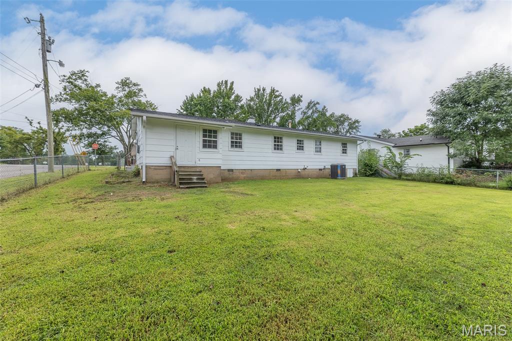 3rd image of 1901 Seifert Dr, Poplar Bluff, MO 63901 | MLS# MIS26047995