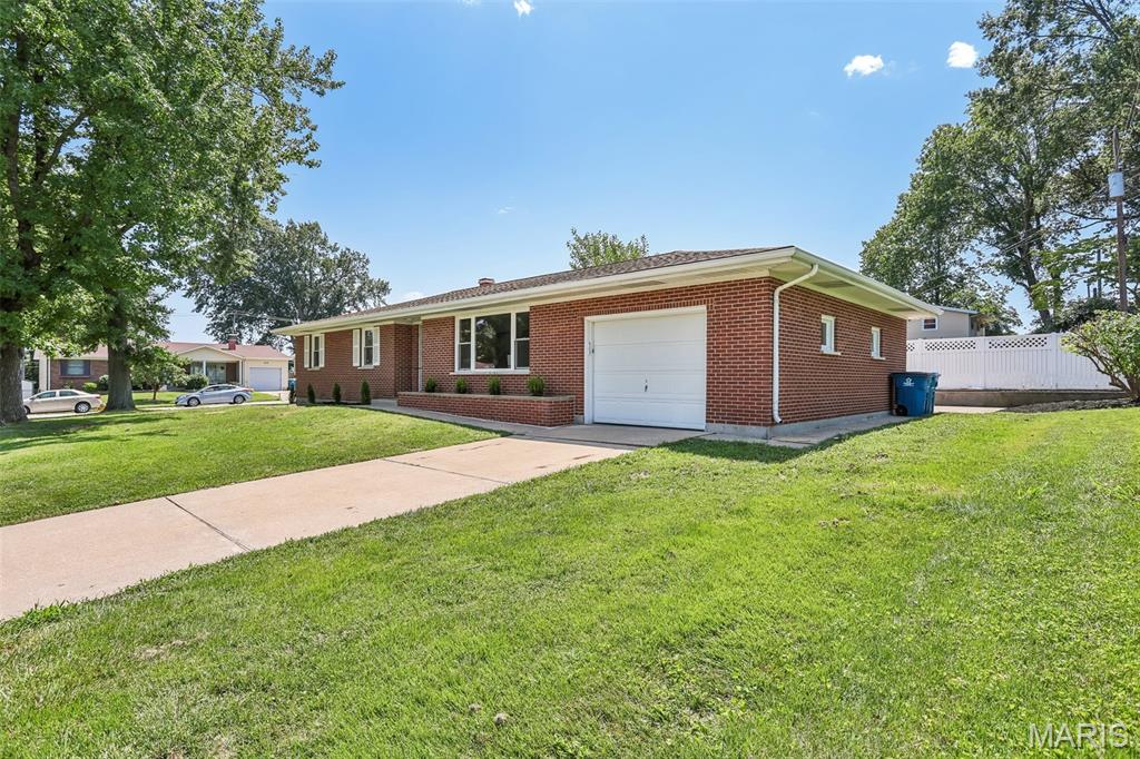 3rd image of 1 Elmwood Ct, St Charles, MO 63301 | MLS# MIS26048028
