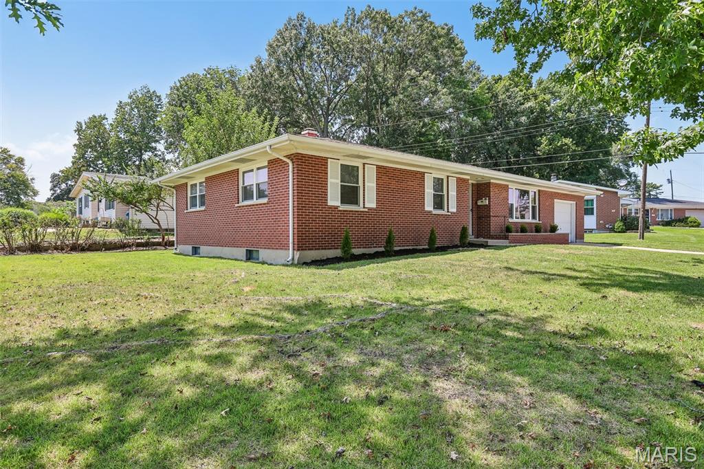 2nd image of 1 Elmwood Ct, St Charles, MO 63301 | MLS# MIS26048028