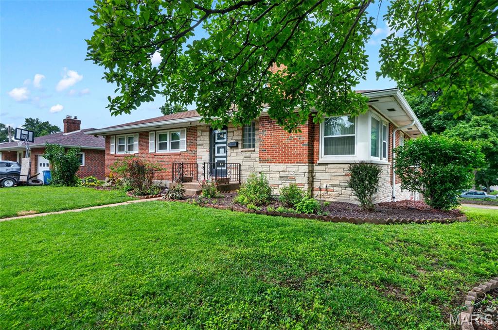 3rd image of 813 Hentschel Pl, Saint Louis, MO 63135 | MLS# MIS26048114