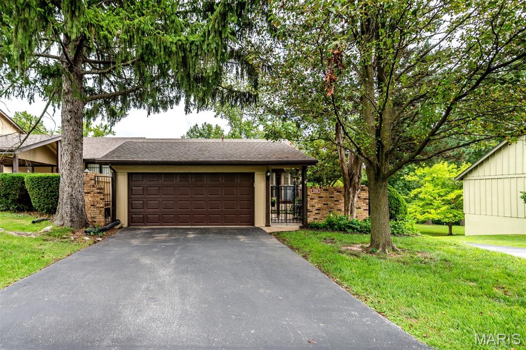 1st image of 11046 Thousand Oaks Dr, Saint Louis, MO 63136 | MLS# MIS26048405