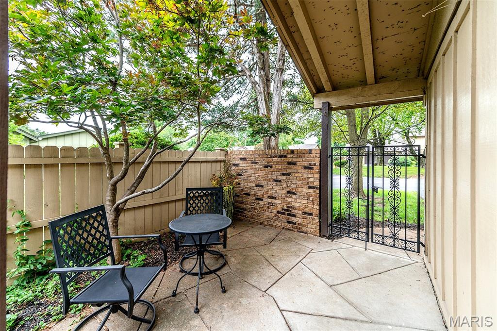 2nd image of 11046 Thousand Oaks Dr, Saint Louis, MO 63136 | MLS# MIS26048405
