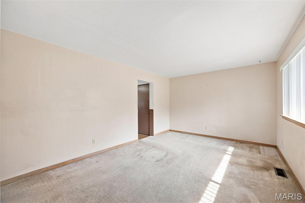 4th image of 21 Saint Henry Ct, St Charles, MO 63301 | MLS# MIS26048691
