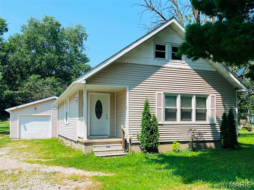 2nd image of 705 N Locust St, Vandalia, IL 62471 | MLS# MIS26048789