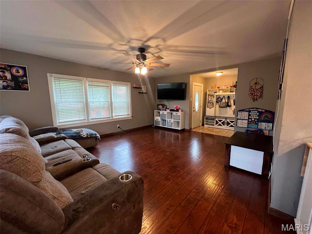 5th image of 705 N Locust St, Vandalia, IL 62471 | MLS# MIS26048789
