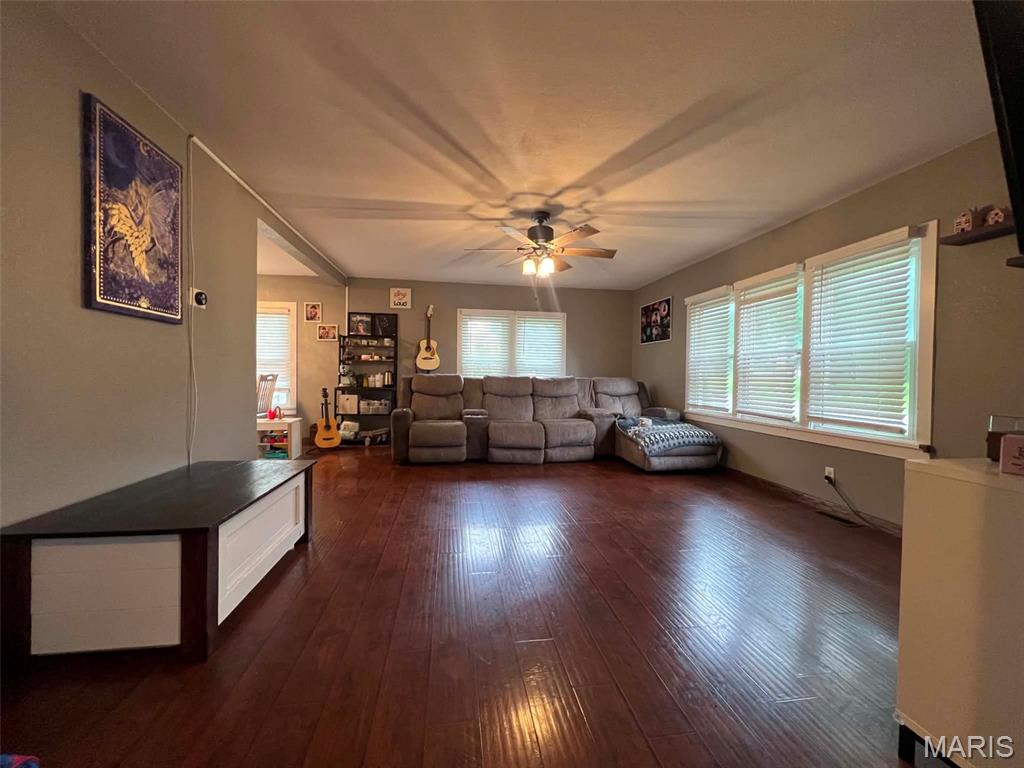 4th image of 705 N Locust St, Vandalia, IL 62471 | MLS# MIS26048789