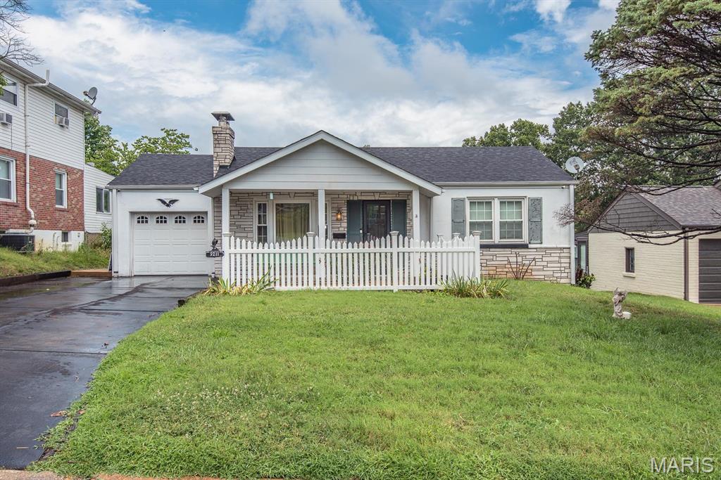 4th image of 9211 Alpine Dr, Affton, MO 63123 | MLS# MIS26048930
