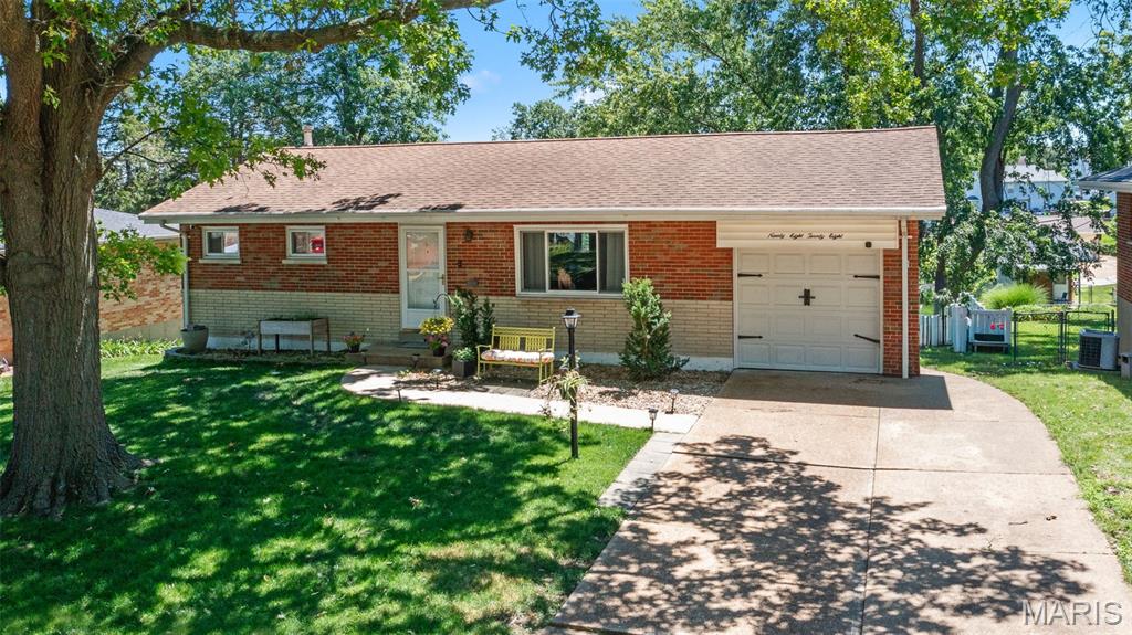 3rd image of 9828 Whitcomb Ln, Affton, MO 63123 | MLS# MIS26049457