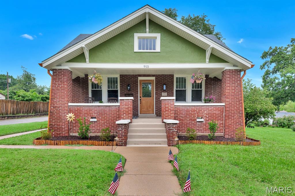 1st image of 915 N Kingshighway St, Saint Charles, MO 63301 | MLS# MIS26049471