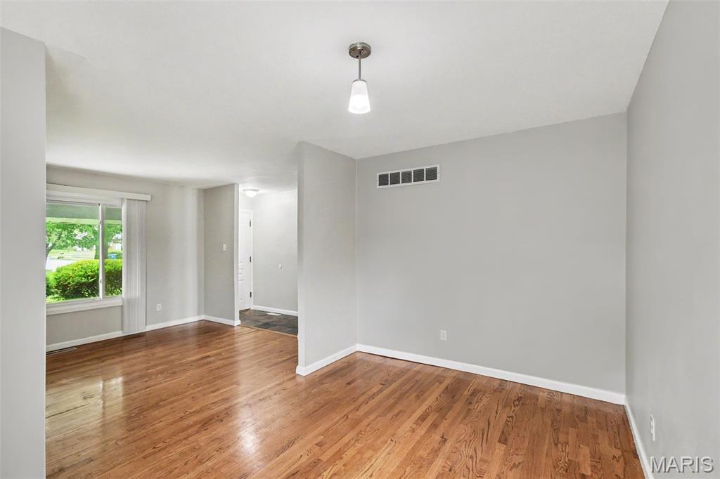 3rd image of 5172 Priorybrook Rd, Florissant, MO 63033 | MLS# MIS26049848