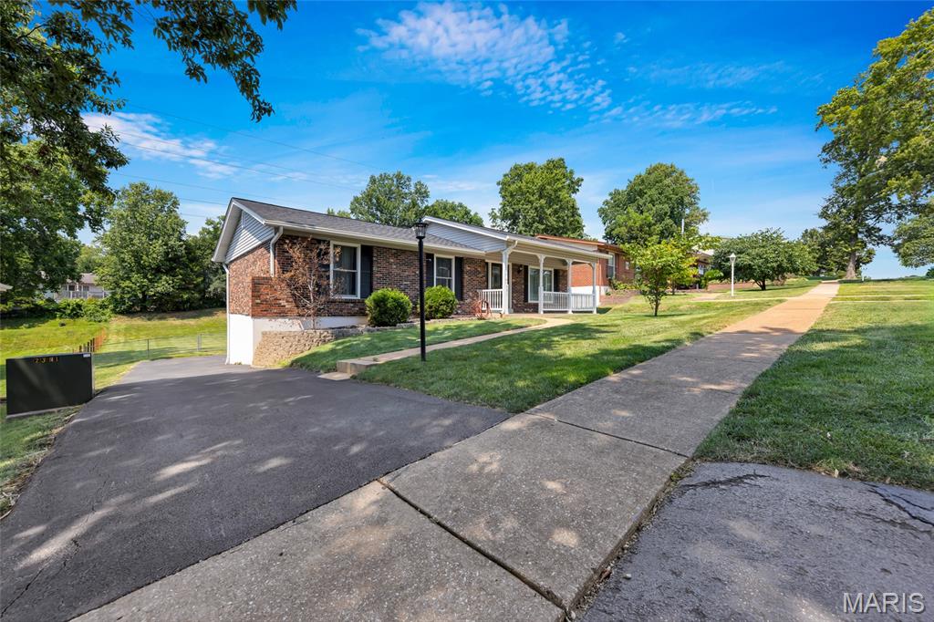 3rd image of 391 Crestbury Dr, Ballwin, MO 63011 | MLS# MIS26049882