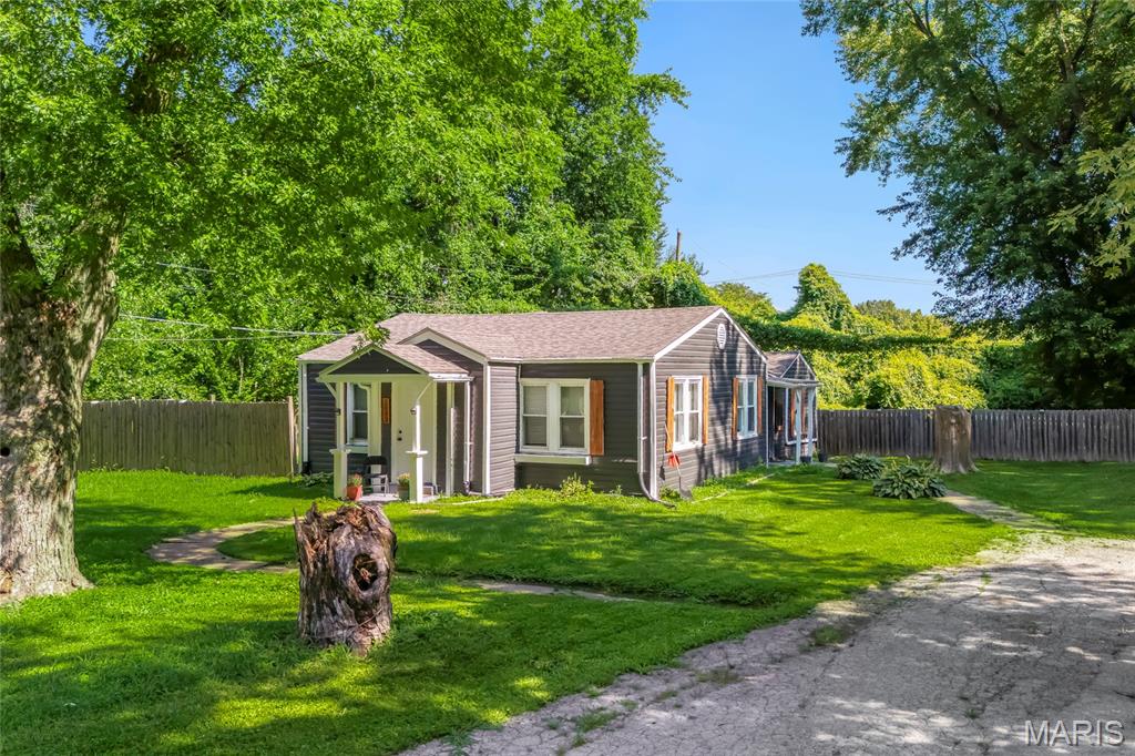 2nd image of 1043 Farmview Dr, Saint Louis, MO 63138 | MLS# MIS26049978