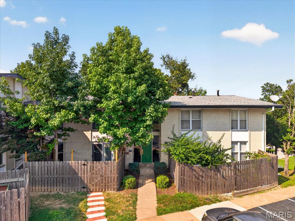 2nd image of 10401 Briarbend Dr #9, Saint Louis, MO 63146 | MLS# MIS26050117