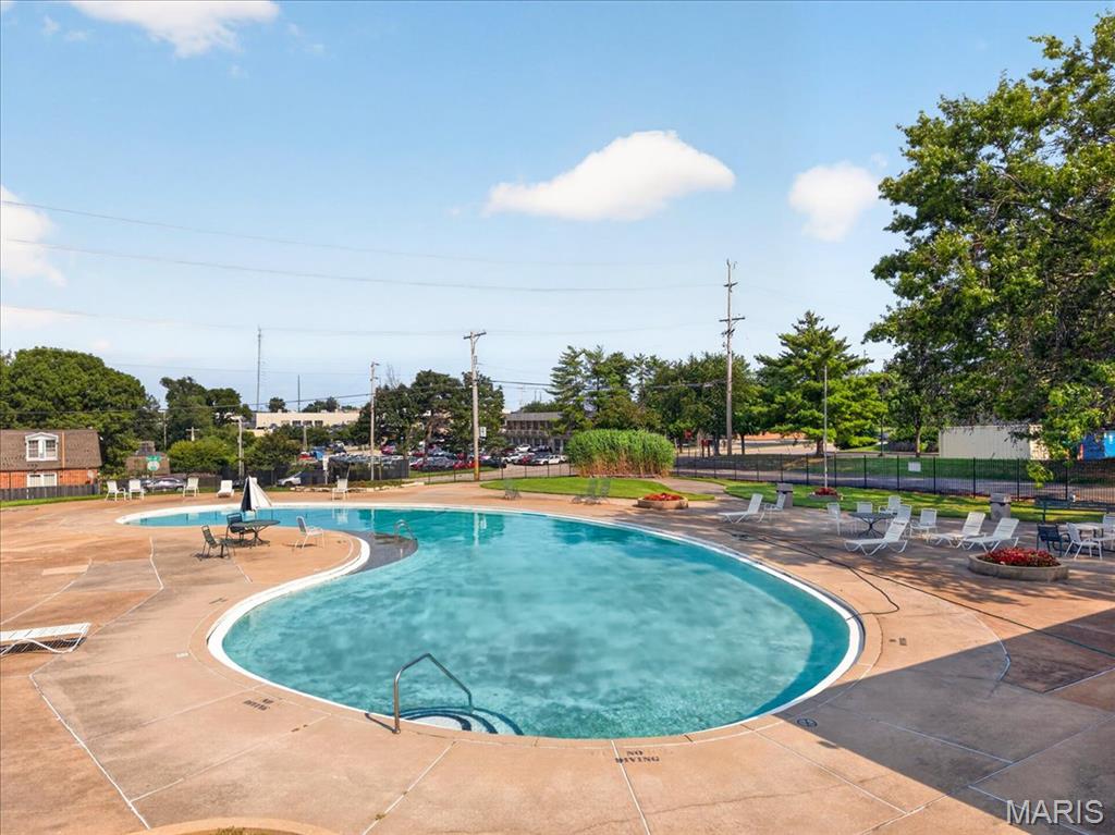 2nd image of 10401 Briarbend Dr, Saint Louis, MO 63146