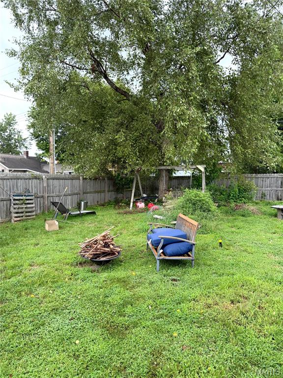 11th image of 61 E Lorena Ave, Wood River, IL 62095 | MLS# MIS26050291