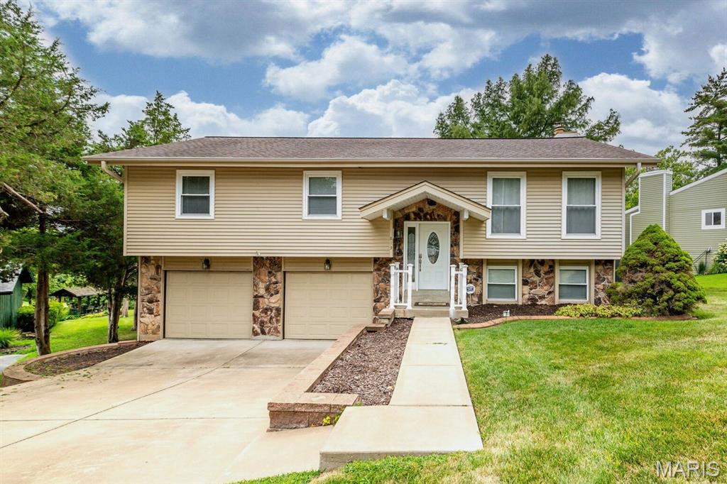 1st image of 813 Edgewood Dr, Lake Saint Louis, MO 63367 | MLS# MIS26050661