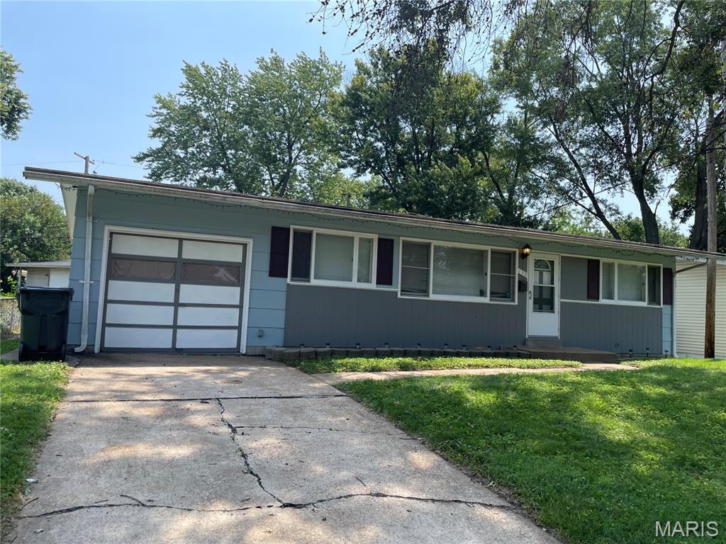 2nd image of 130 Dauphin Ln, Florissant, MO 63033 | MLS# MIS26051374