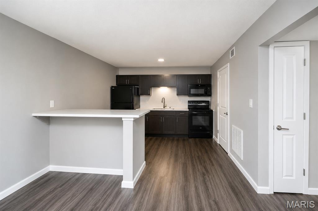 3rd image of 20 Arbor Village Ct, Saint Louis, MO 63135 | MLS# MIS26051474