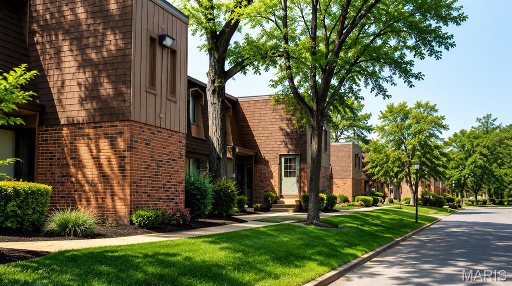 2nd image of 20 Arbor Village Ct, Saint Louis, MO 63135 | MLS# MIS26051474