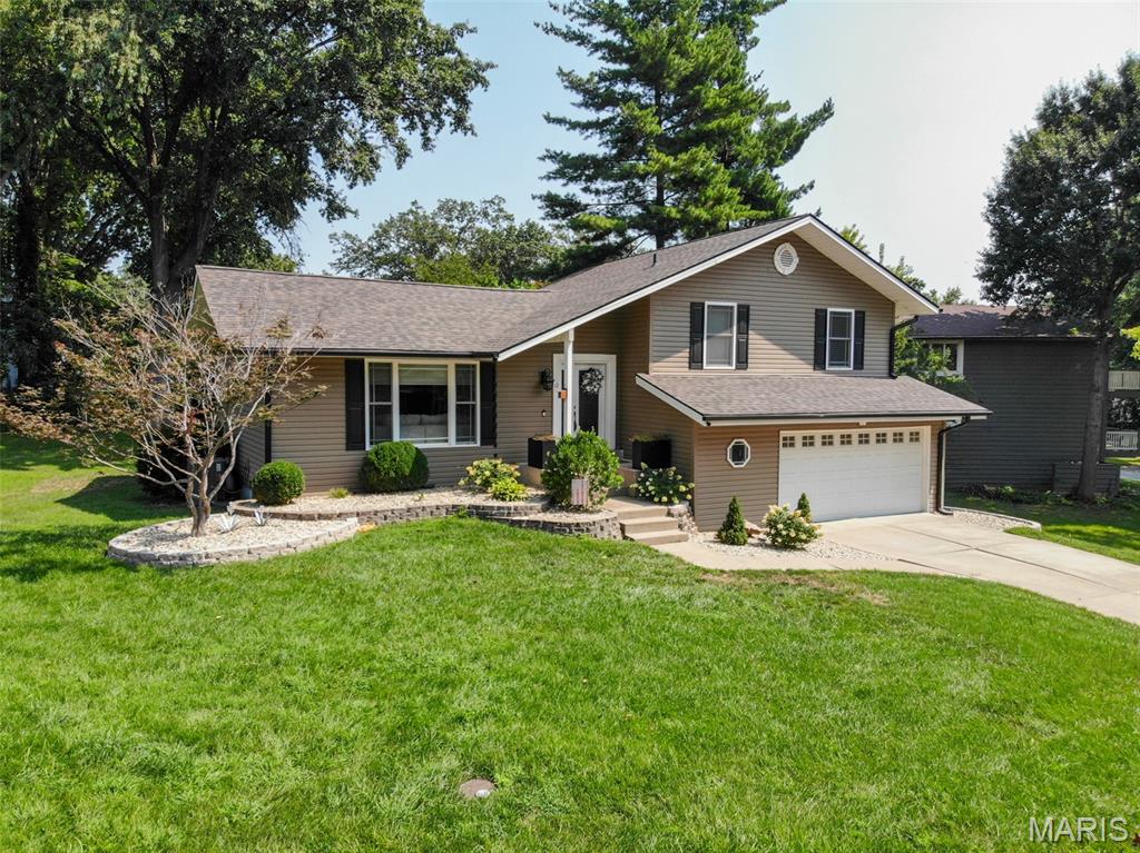 2nd image of 12 Pyrenees Dr, Lake Saint Louis, MO 63367 | MLS# MIS26051637