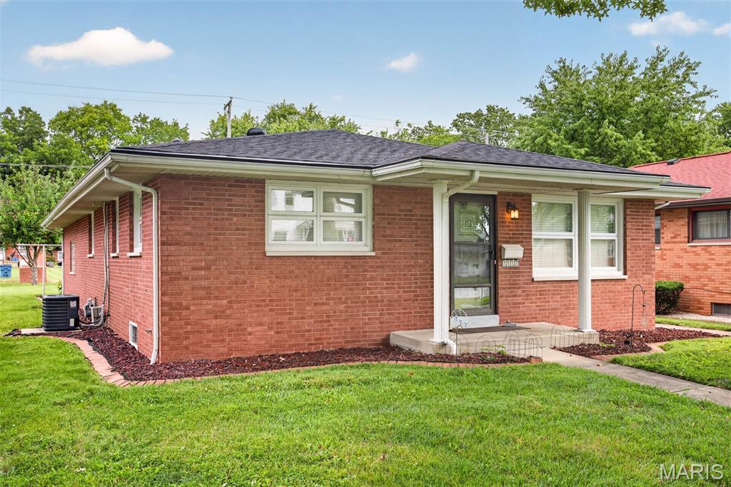 2nd image of 1117 9th St, Highland, IL 62249 | MLS# MIS26051987