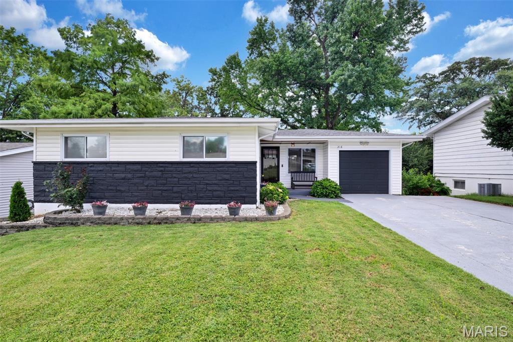 2nd image of 218 Martigney Dr, Saint Louis, MO 63129 | MLS# MIS26052252