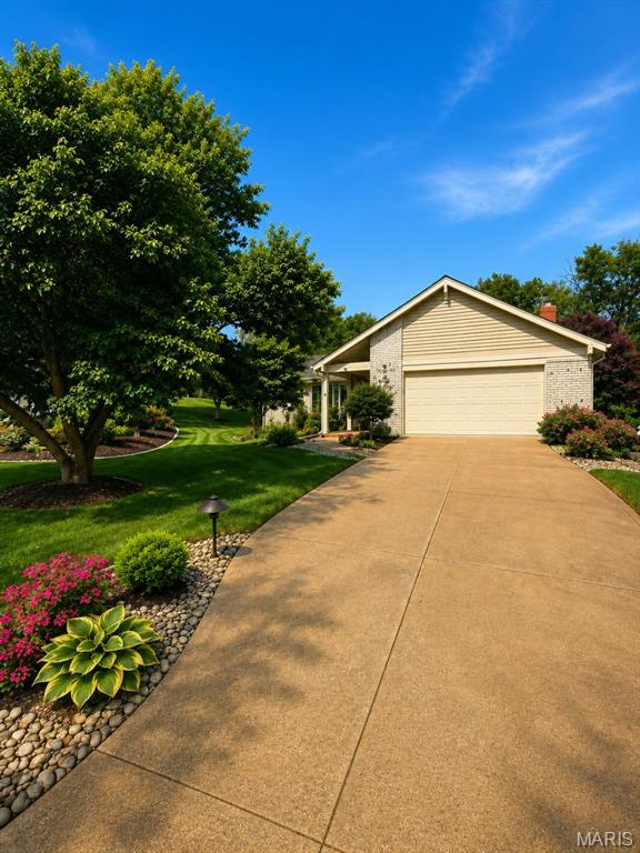 3rd image of 944 Ridgetree Ln, Saint Louis, MO 63131 | MLS# MIS26052379