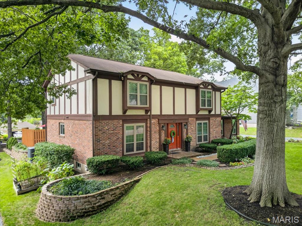 3rd image of 631 Golfview Dr, Ballwin, MO 63011 | MLS# MIS26052450