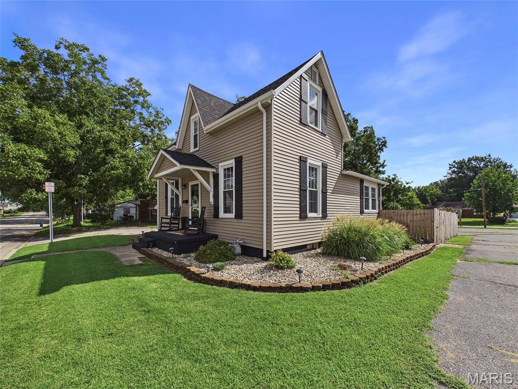 2nd image of 801 Poplar St, Highland, IL 62249 | MLS# MIS26053050
