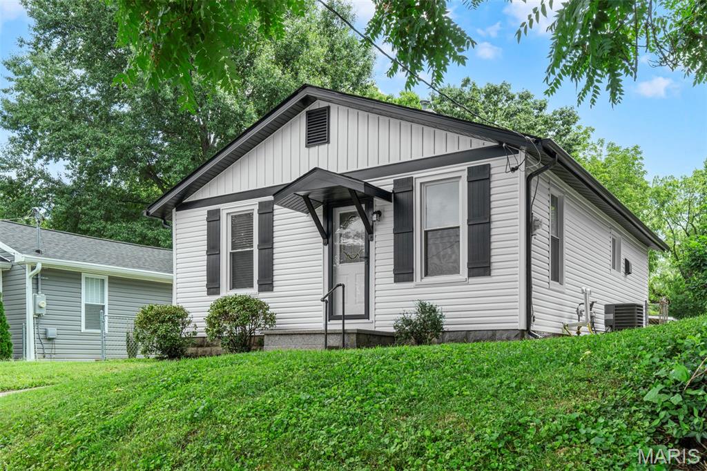 2nd image of 1128 Hall St, Saint Charles, MO 63301 | MLS# MIS26053185