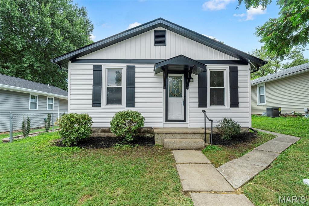 1st image of 1128 Hall St, Saint Charles, MO 63301 | MLS# MIS26053185