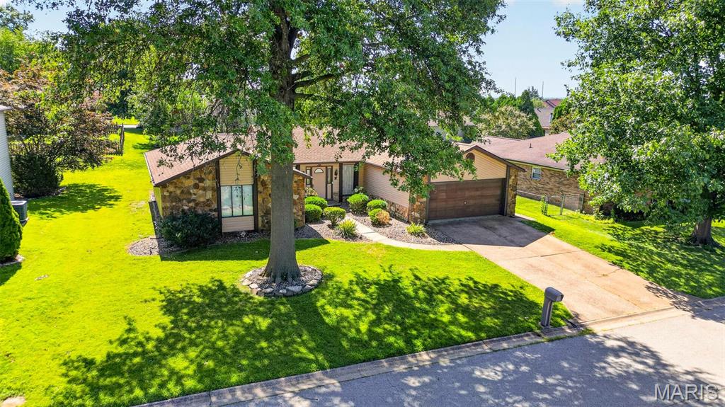 3rd image of 10 El Cerrito Dr, Belleville, IL 62221 | MLS# MIS26053551