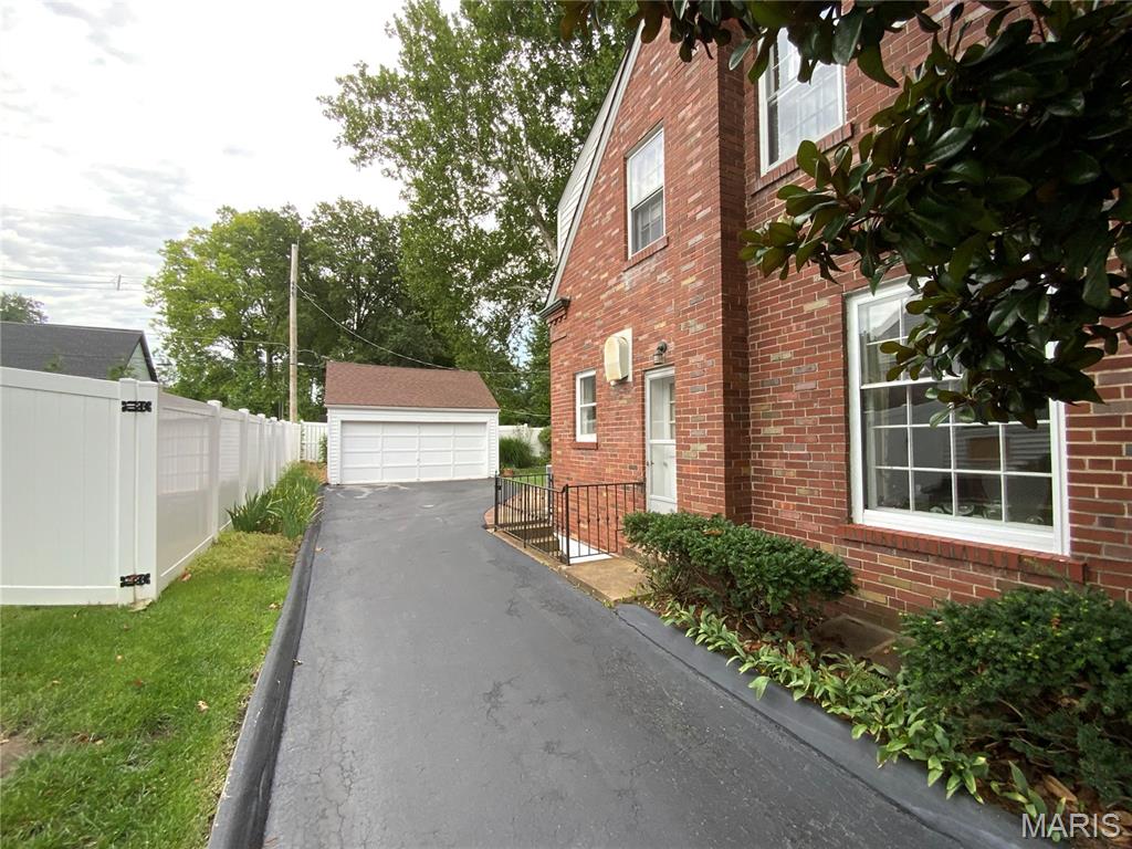 3rd image of 6 Hawthorne Ct, Oakland, MO 63122 | MLS# MIS26053753
