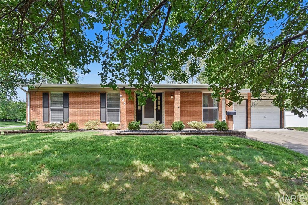 1st image of 225 Mohican Ln, Florissant, MO 63033 | MLS# MIS26053767