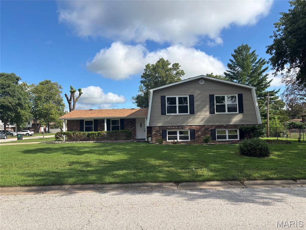 3rd image of 209 Orleans Dr, Fairview Heights, IL 62208 | MLS# MIS26053908