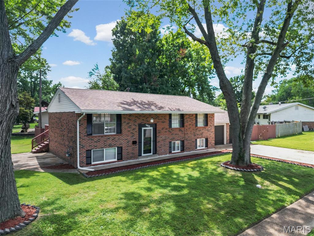 image of 1460 Fox Run Dr, Florissant, MO 63033 | MLS# MIS26054375