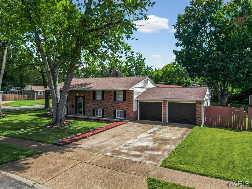 image of 1460 Fox Run Dr, Florissant, MO 63033 | MLS# MIS26054375